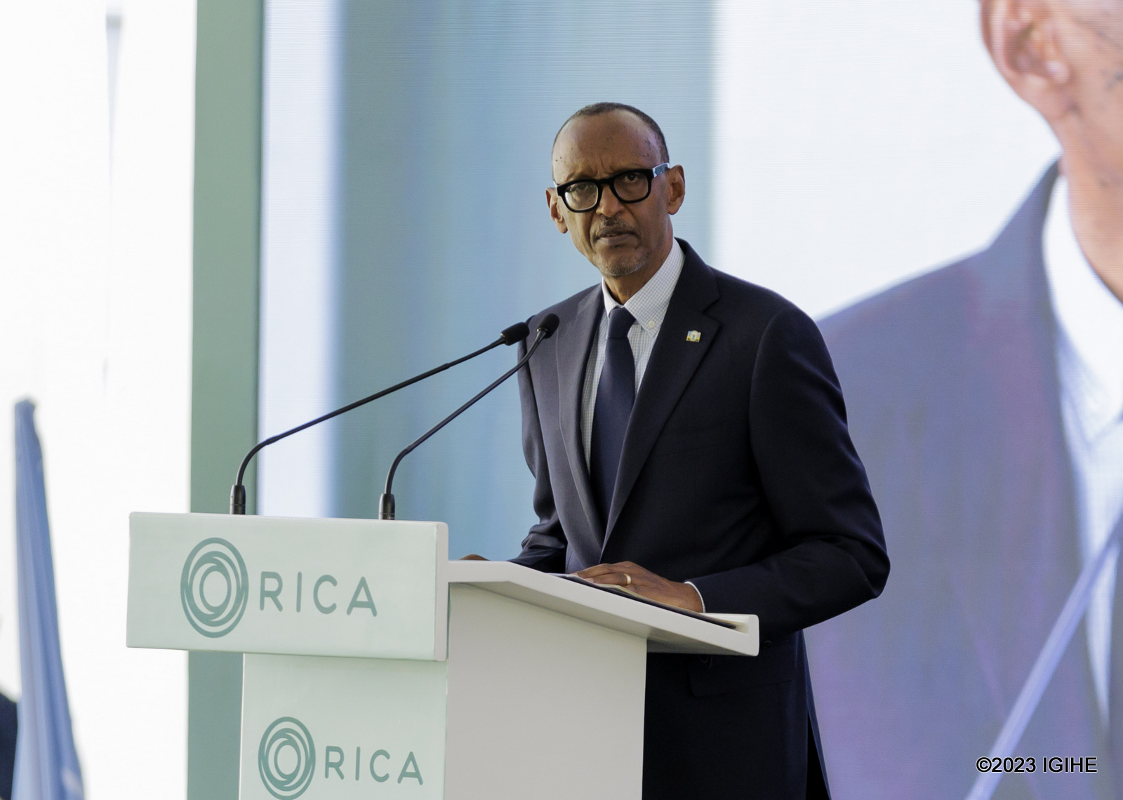 Perezida Kagame yashimiye abanyeshuri basoje amasomo muri iri shuri, abafatanyabikorwa ndetse n’abakozi b’iri shuri, ku muhate bagize kugira ngo uyu munsi abanyeshuri ba mbere babe basoje