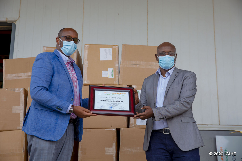 Perezida wa Ubuzima Foundation, Shema Ngoga Fabrice (ibumoso), ashyikiriza Umuyobozi muri RBC ushinzwe gukumira no kurwanya indwara zitandura, Dr Turate Innocent, inkunga yatanzwe