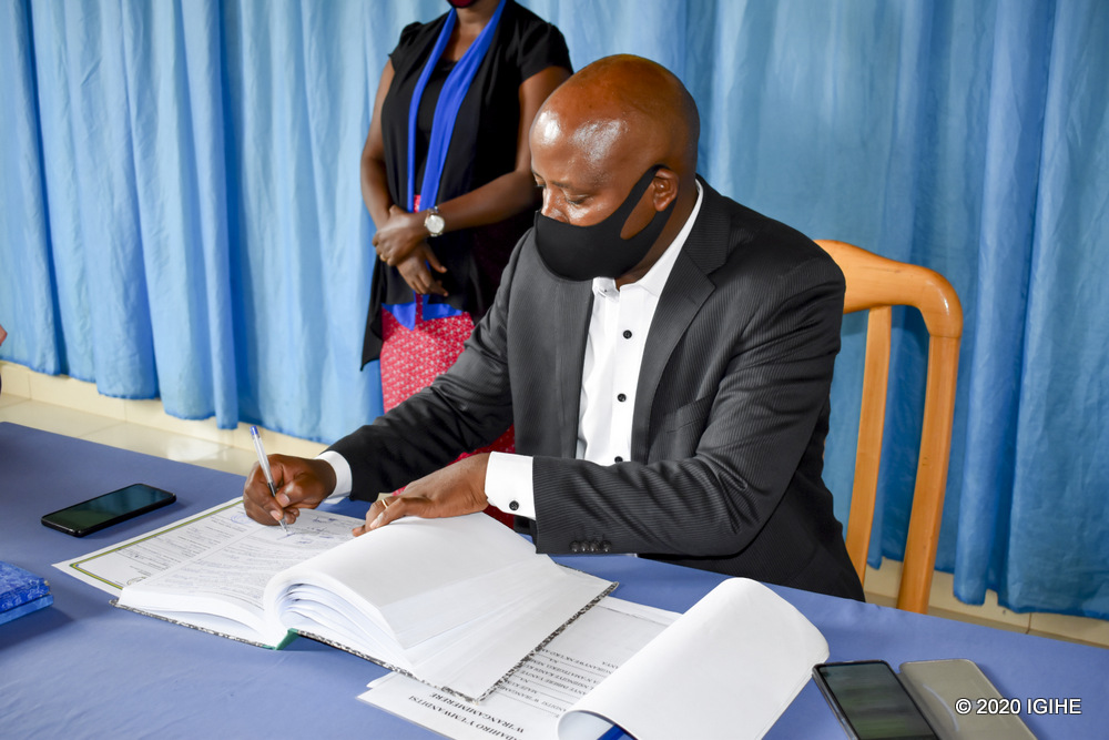 Umuyobozi wabasezeranyije nawe yasinyiye iki gikorwa