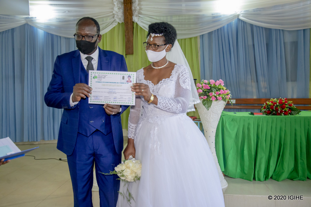 Bahawe icyangombwa gihamya ko basezeranye imbere y'Imana