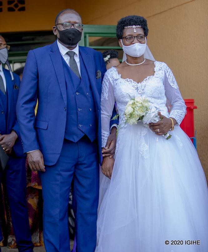 Umuhanzi akaba n’umunyabugeni Bushayija Pascal yakoze ubukwe ku myaka 63. We n'umukunzi we basezeranye bubahirije amabwiriza yo kwirinda Coronavirus