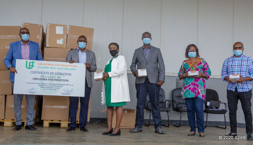 Umuryango w’Abanyarwanda bakora mu nzego z’ubuzima biyemeje gufasha abenegihugu kugerwaho n’ubuvuzi bw’indwara zitandura burambye kandi buhendutse, Ubuzima Foundation, washyikirije Ikigo cy’Igihugu cyita ku Buzima, RBC, ibikoresho ibihumbi 60 bifite agaciro ka miliyoni 60 Frw bizifashishwa mu gupima Hepatite C abajyanama b’ubuzima bose mu gihugu. Iyi nkunga yatanzwe ku wa 19 Kamena 2020