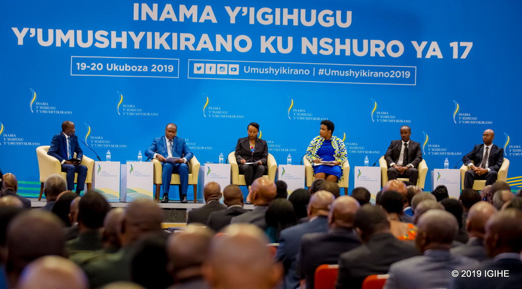 Umuyobozi w’Ikigo cy’Igihugu cy’Ibarurishamibare, Yusuf Murangwa (ibumoso) mu batanze ikiganiro cyagarutse ku kwihutisha iterambere ry’ubukungu bw’igihugu ku kigero kirenze 10%. Yari kumwe na Dr. Ildephonse ushinzwe Ibikorwa na gahunda (Head of the Strategy and Policy Unit-SPU) mu Biro bya Perezida wa Repubulika (wayoboye ikiganiro); Minisitiri w’Imari n’Igenamigambi, Dr Uzziel Ndagijimana; Minisitiri w’Ubucuruzi n’Inganda, Soraya Hakuziyaremye; Umuyobozi Mukuru w’Ikigo cy’Igihugu gishinzwe Iterambere (RDB), Clare Akamanzi na Eric Rutayisire washinze akaba n’Umuyobozi wa Charis UAS