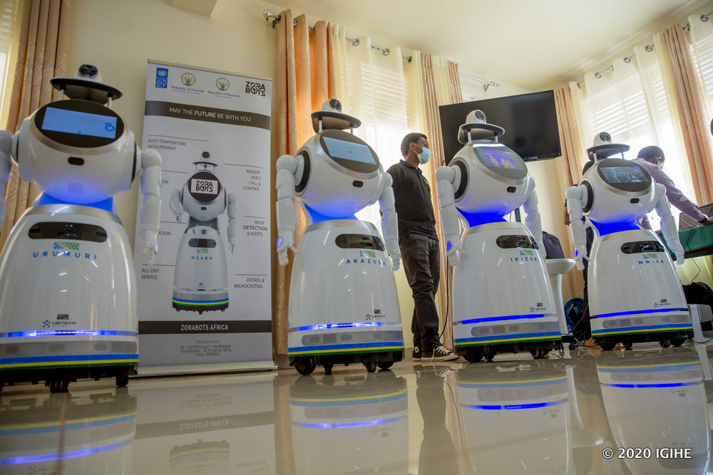Robots zahawe u Rwanda zitezweho kugabanya ibyago byo kwandura COVID-19 ku bakora mu nzego z'ubuzima