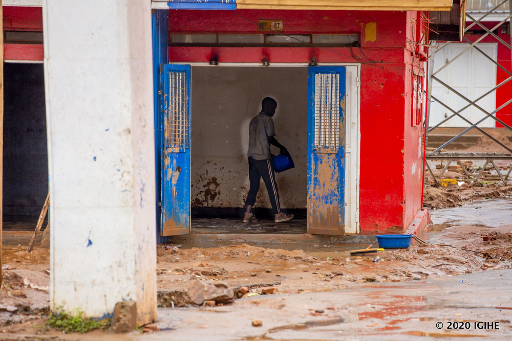 Iyi nzu iri muri gare ya Nyabugogo yari yuzuyemo amazi, abakora isuku bazindutse bayadaha