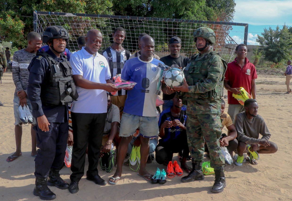 Urubyiruko rwo mu midugudu ya Josina Machel na Philippe Nyusi mu Karere ka Mocimboa da Praia zahawe ibikoresho by'imikino n'inzego z'umutekano z'u Rwanda