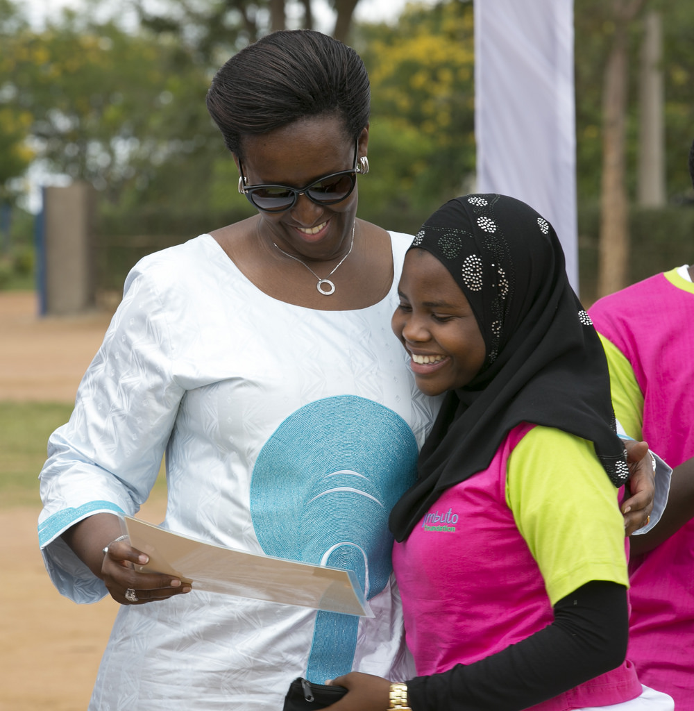 Madamu Jeannette Kagame ashyikiriza ibihembo umwe mu bakobwa b'Inkubito z'Icyeza bahembwe mu mwaka wa 2017