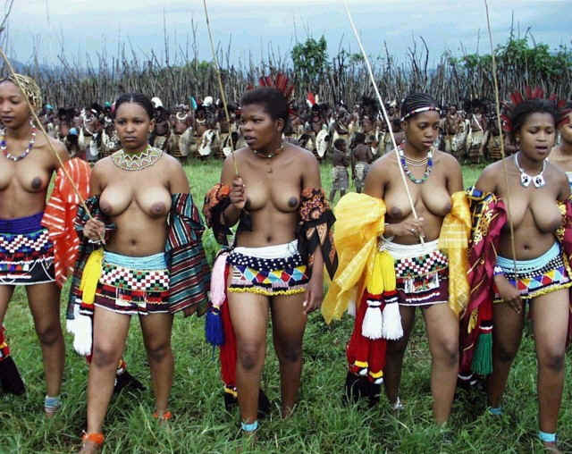 Buri mwaka abakobwa b'amasugi bakora umwiyereko imbere y'umwami wa Swaziland