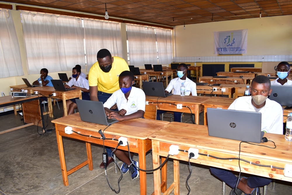 MTN Rwanda yatanze mudasobwa 200 ku bigo by’amashuri byigisha ubumenyingiro
