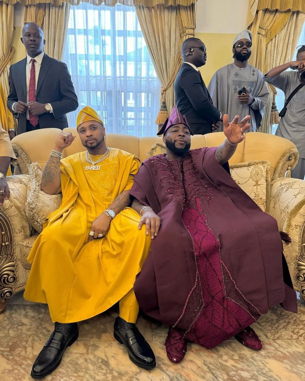 Mubyara wa Davido yafashe ifoto y'urwibutso