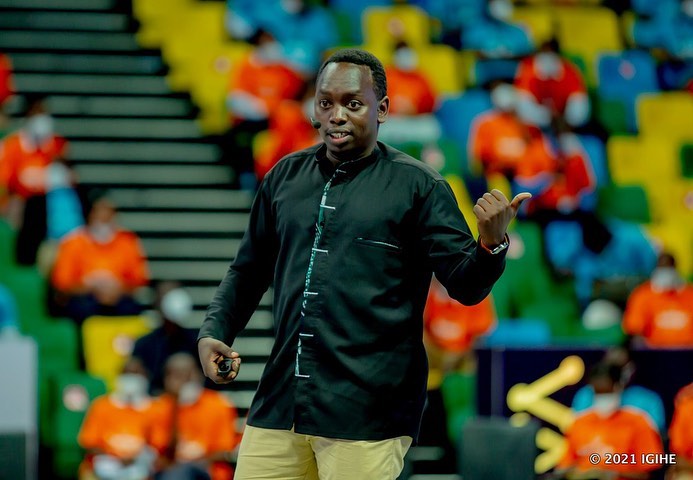 Norman Mugisha ubwo yasobanuraga umushinga we mu irushanwa rya Hangapitch Fest