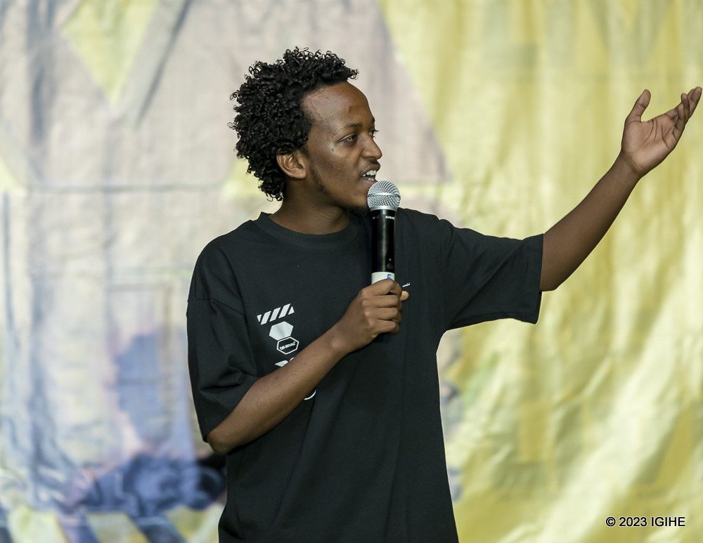 Muhinde yateye urwenya agaruka ku basore bagufi