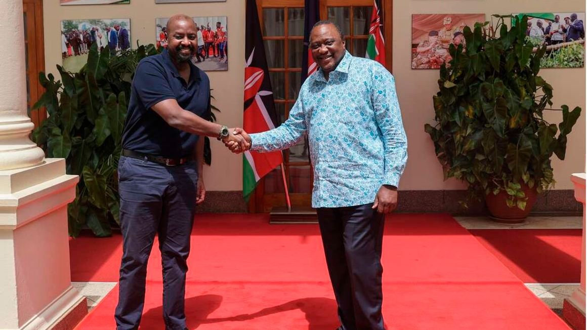 Gen. Muhoozi Kainerugaba yabonanye na Perezida Kenyatta banagirana ibiganiro