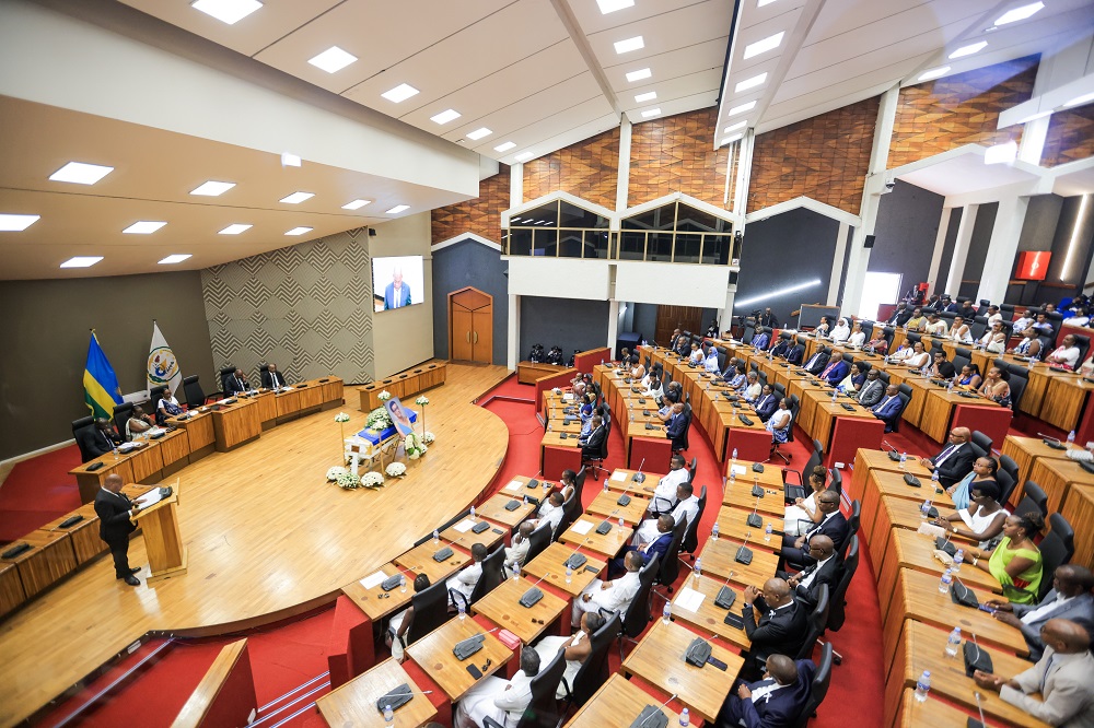 Witabiriwe n'abagize Inteko, abayobozi mu nzego nkuru z'igihugu n'abo mu muryango wa Senateri Mukabalisa n'inshuti