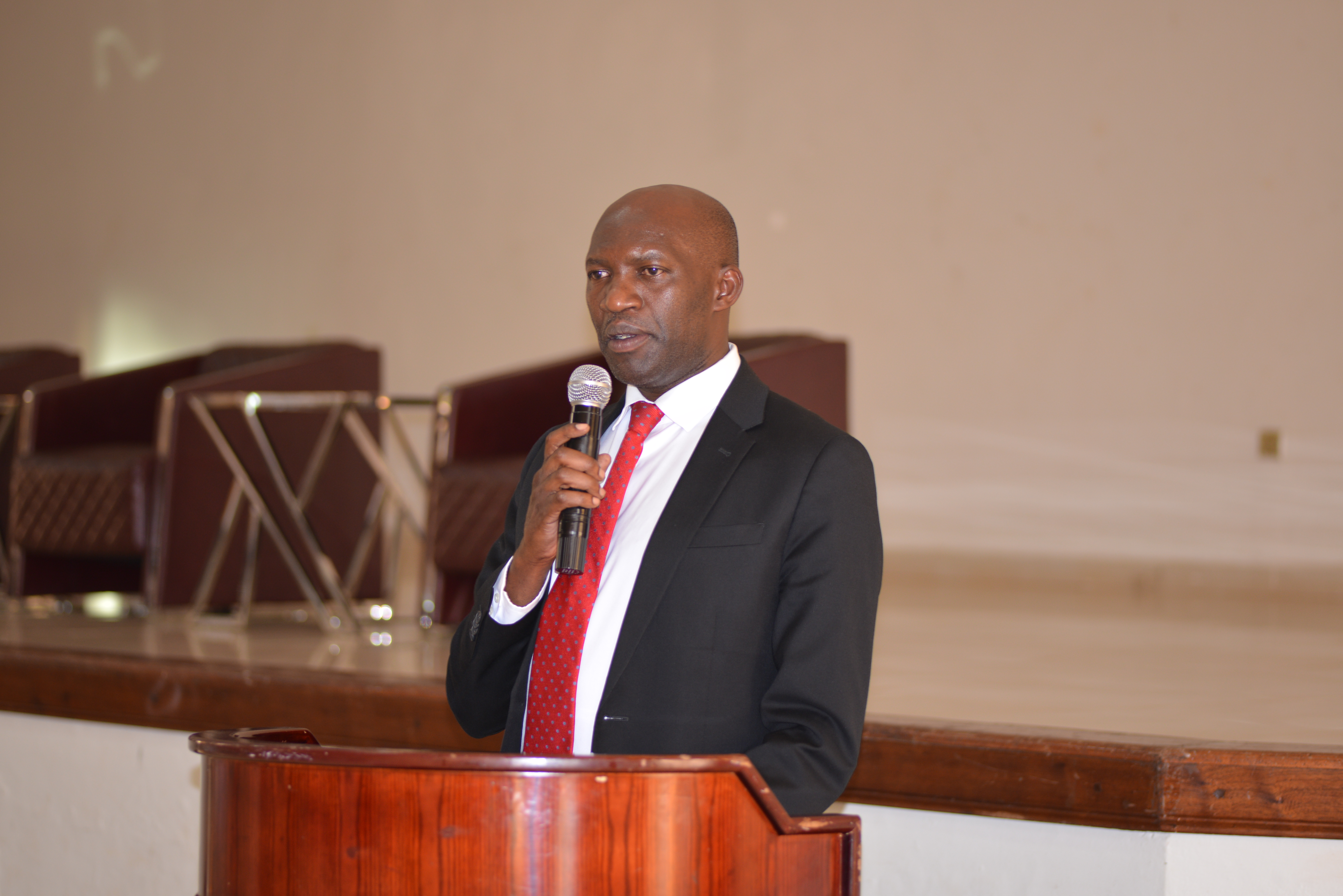 Munyaneza Valerien ni we muyobozi w'Urugaga rw'Abahesha b'Inkiko ucyuye igihe