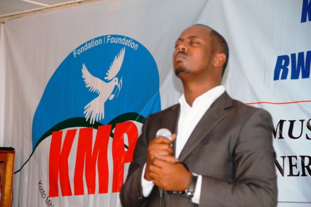 Kizito Mihigo yanaririmbaga n'indirimbo ze za Gikristu