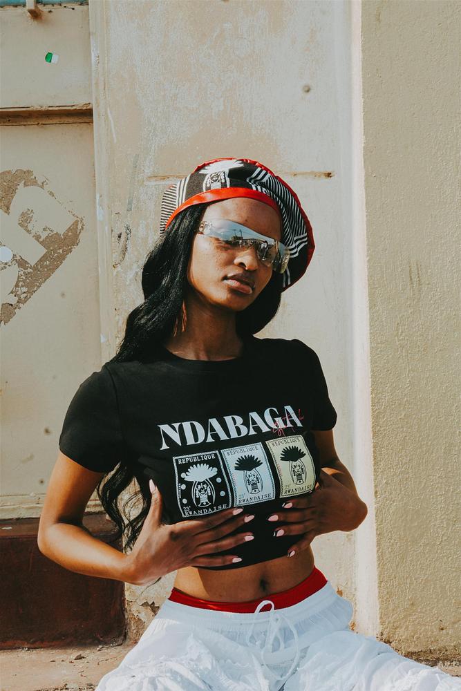 Muri iyi myambaro Élodie Fromenteau yatangije harimo iy'abakobwa ya cropped tees