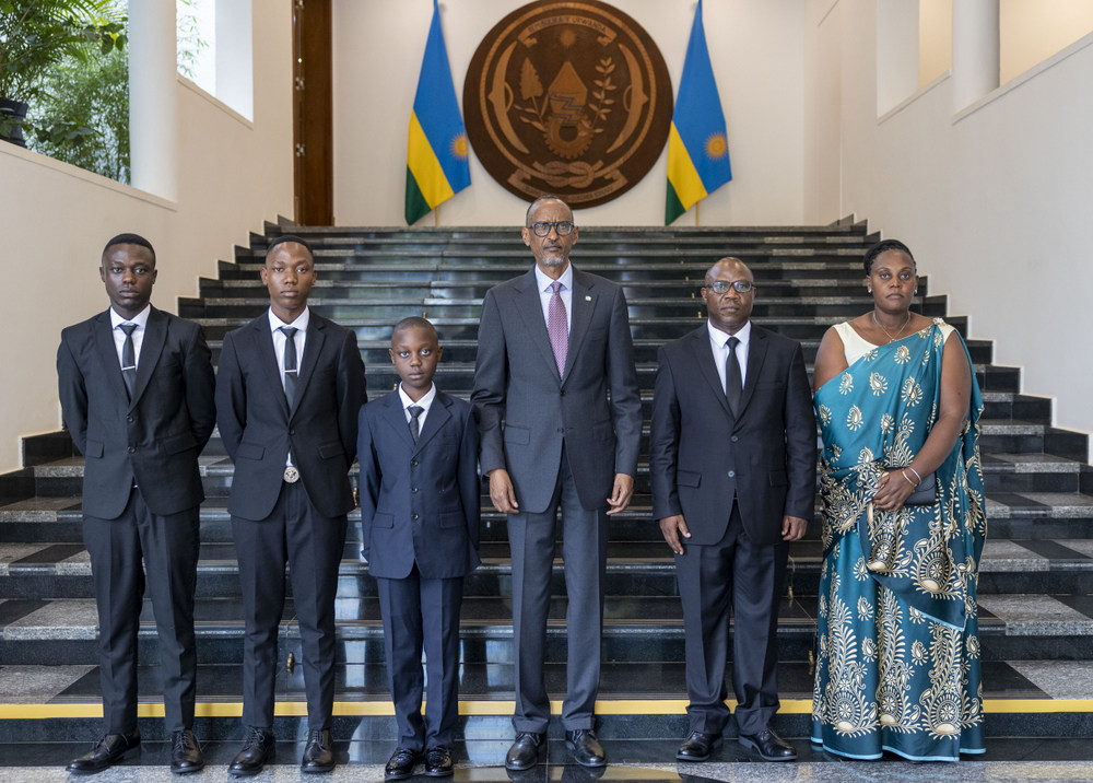 Musabyimana n'umuryango we bafata ifoto na Perezida Kagame