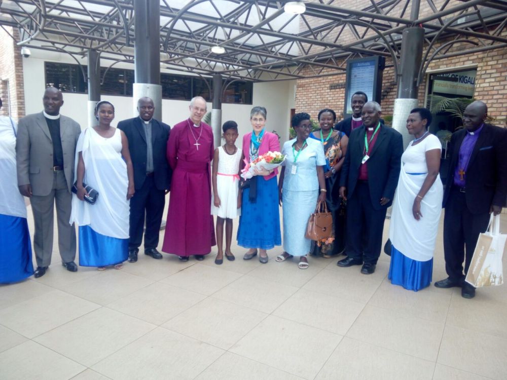 Musenyeri Justin Welby ubwo yakirwaga n'Abayobozi b'Itorero Anglican mu Rwanda, ku Kibuga cy'Ingege cya Kigali