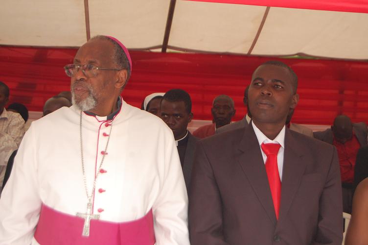 Musenyeri ari kumwe n'umuyobozi w'ikigo
