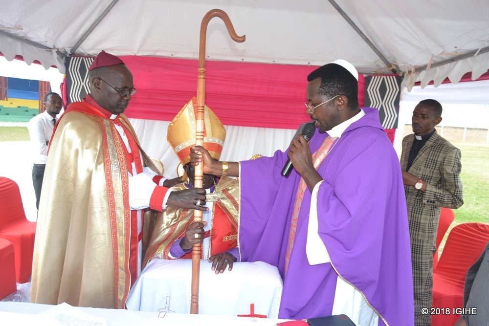 Nyuma yo kwimikwa Musenyeri Nyiringoga yahawe inkoni y'ubushumba