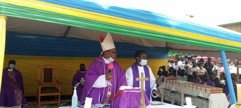 Musenyeri Rukamba yasabiye ibihano abasambanya abangavu
