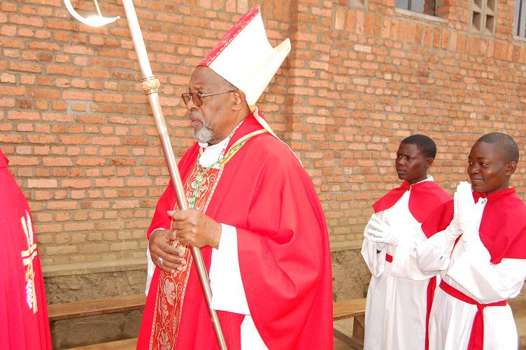 Musenyeri Habiyambere yihanangirije abarimu batubahiriza inshingano zabo