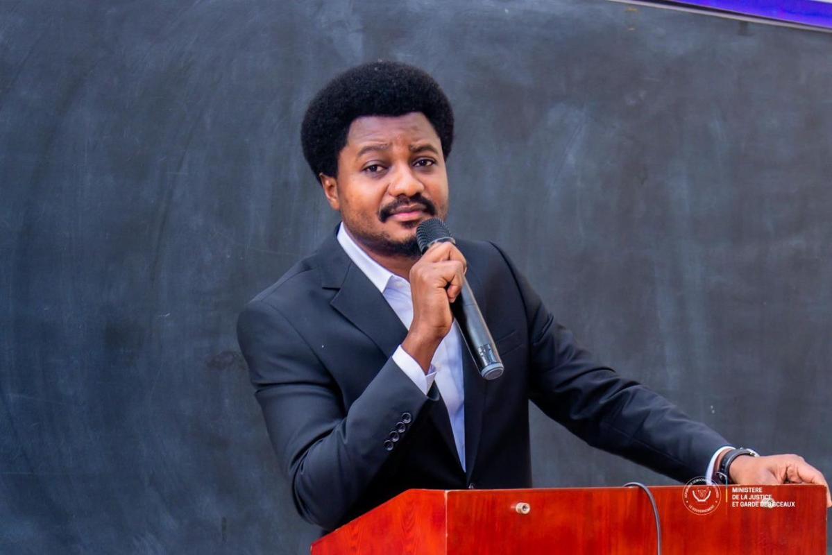 Minisitiri Mutamba yatangaje ko Mvonde agikorwaho iperereza, bityo ko nta bubasha afite bwo kumukurikirana