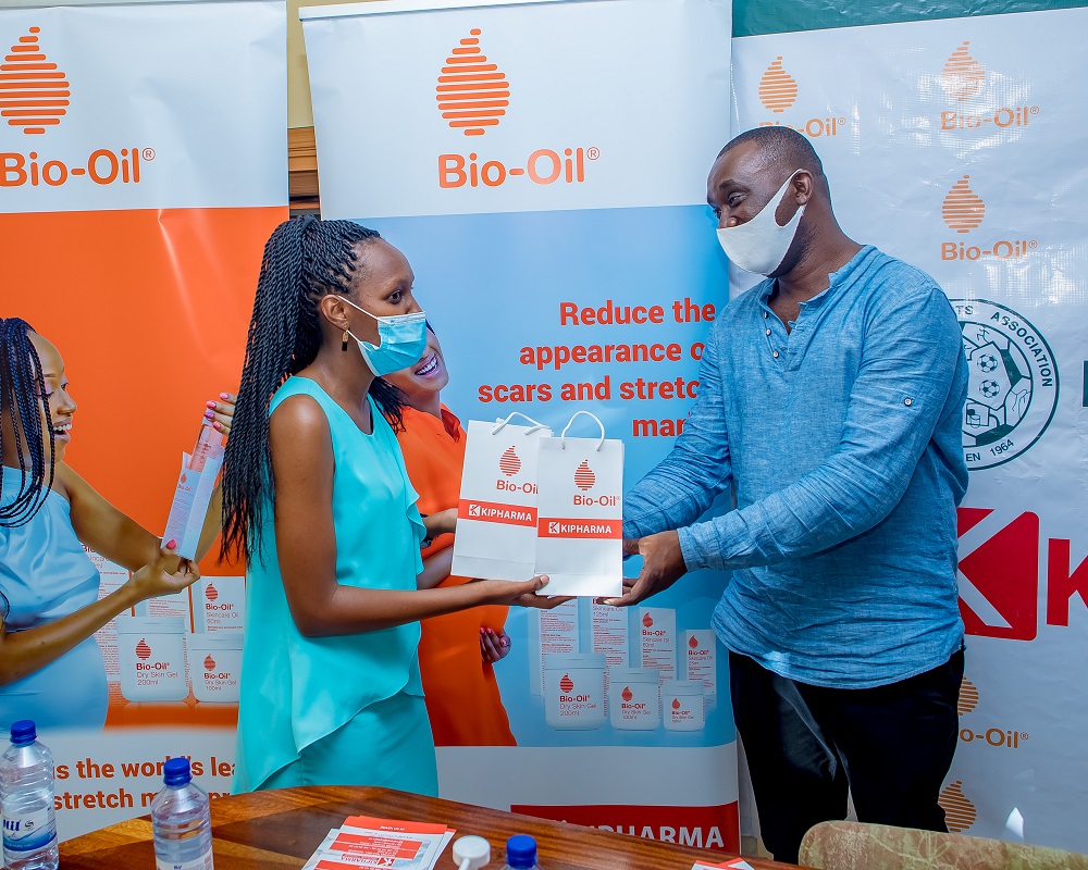 Perezida wa Kiyovu Sports, Mvuyekure Juvénal yahawe impano n'umuyobozi wa Bio-Oil