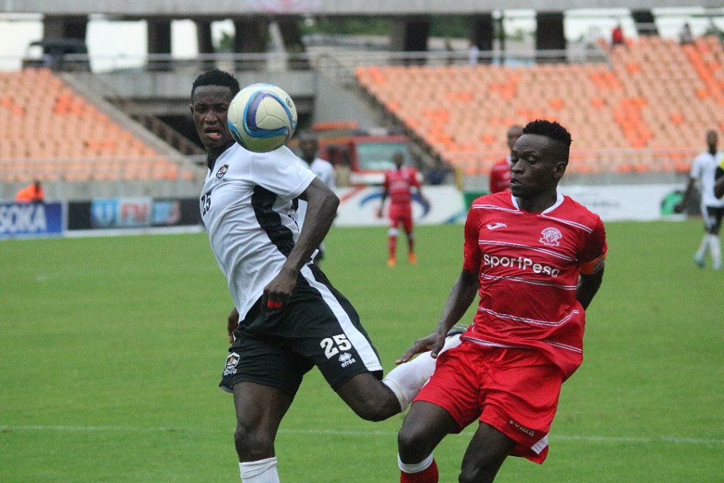 Myugariro Ombolenga Fitina agerageza gukiza izamu rya APR FC