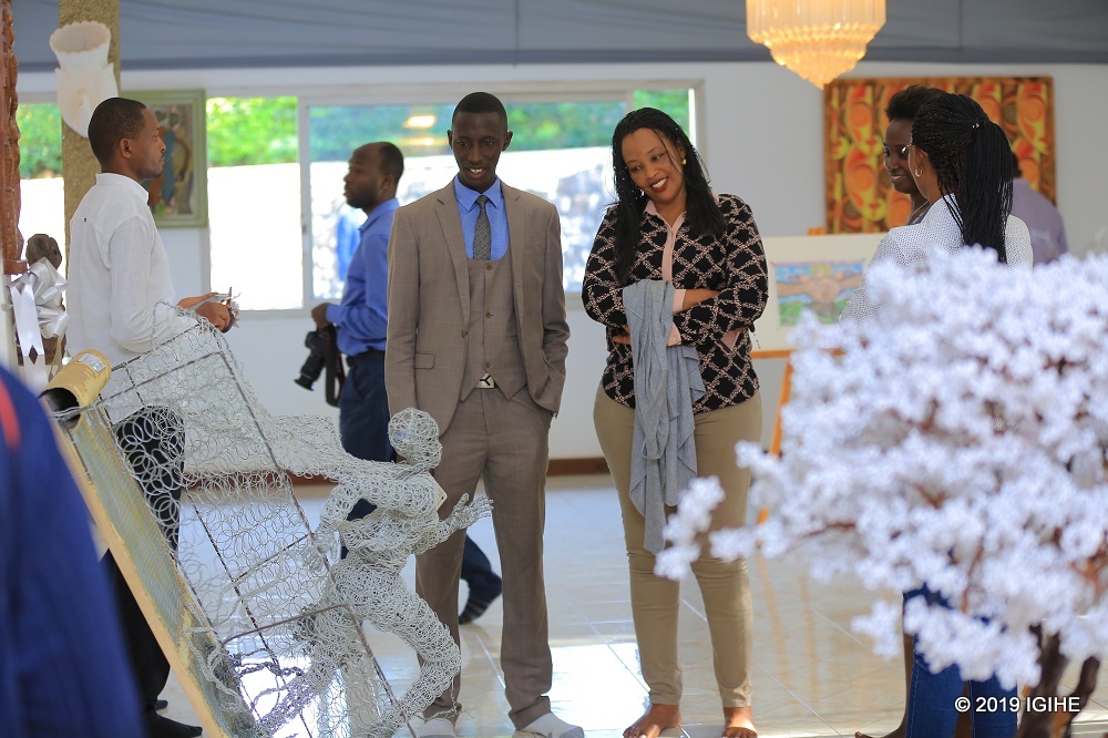 Abanyabugeni bakoze ibihangano bigaragaza icuraburindi u Rwanda rwanyuzemo, bahawe umwanya wo kubimurika