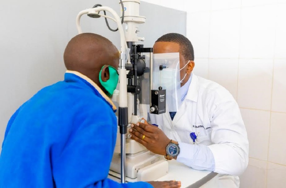 Mu minsi iri imbere, abazajya bandikirwa indererwamo z'amaso bazajya bazigura bakoresheje mituweli