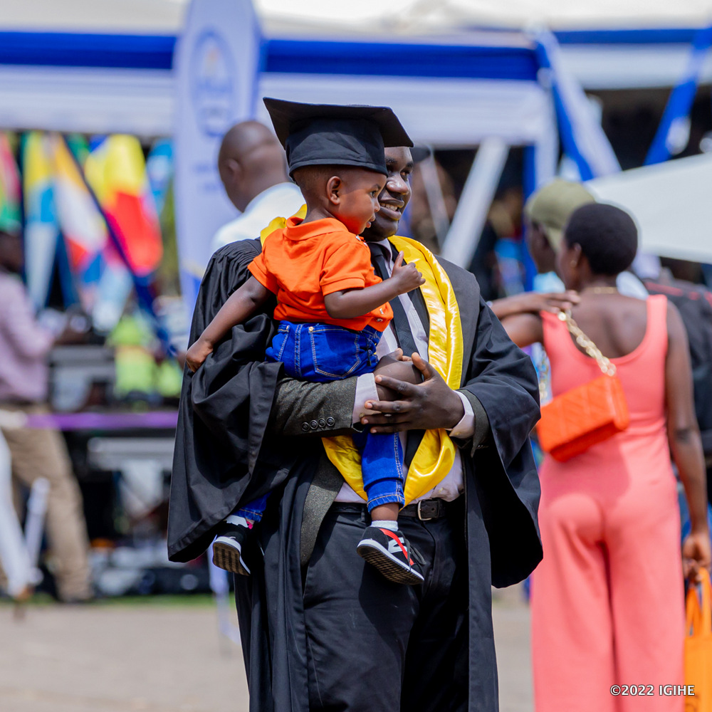 Bamwe mu babyeyi basoje amasomo muri UNILAK bari bafite akanyamuneza
