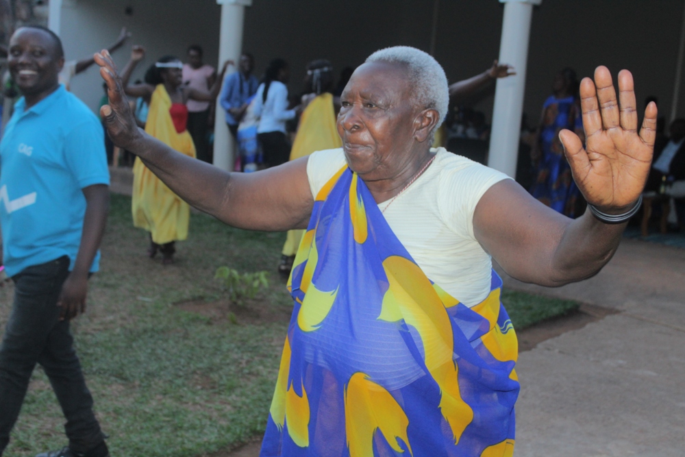 N'ubwo bageze mu za bukuru ntibyababujije kubyina uko bashoboye