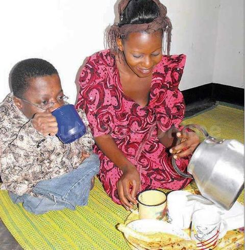Namulondo n'umugabo we Sula basangira amafunguro ya mu gitondo
