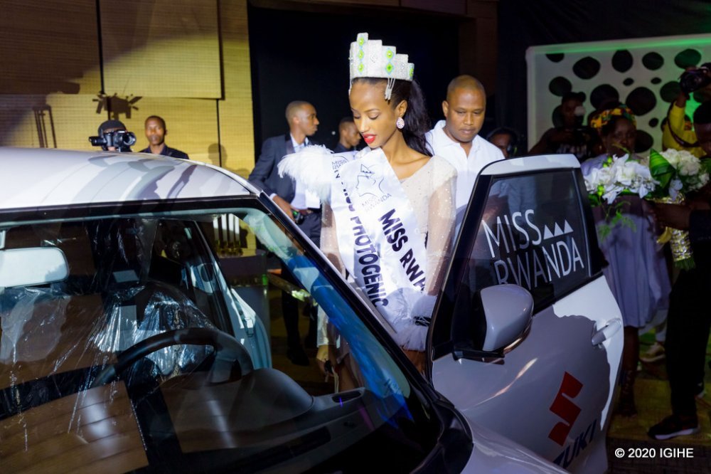 Kimwe mu bihembo yahawe ni imodoka nshya yo mu bwoko bwa Suzuki Swift ifite agaciro ka miliyoni 18