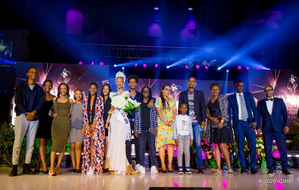 Ubwo yegukanaga ikamba rya Miss Rwanda, n'uwonka mu rugo iwabo yari yaje kumushyigikira