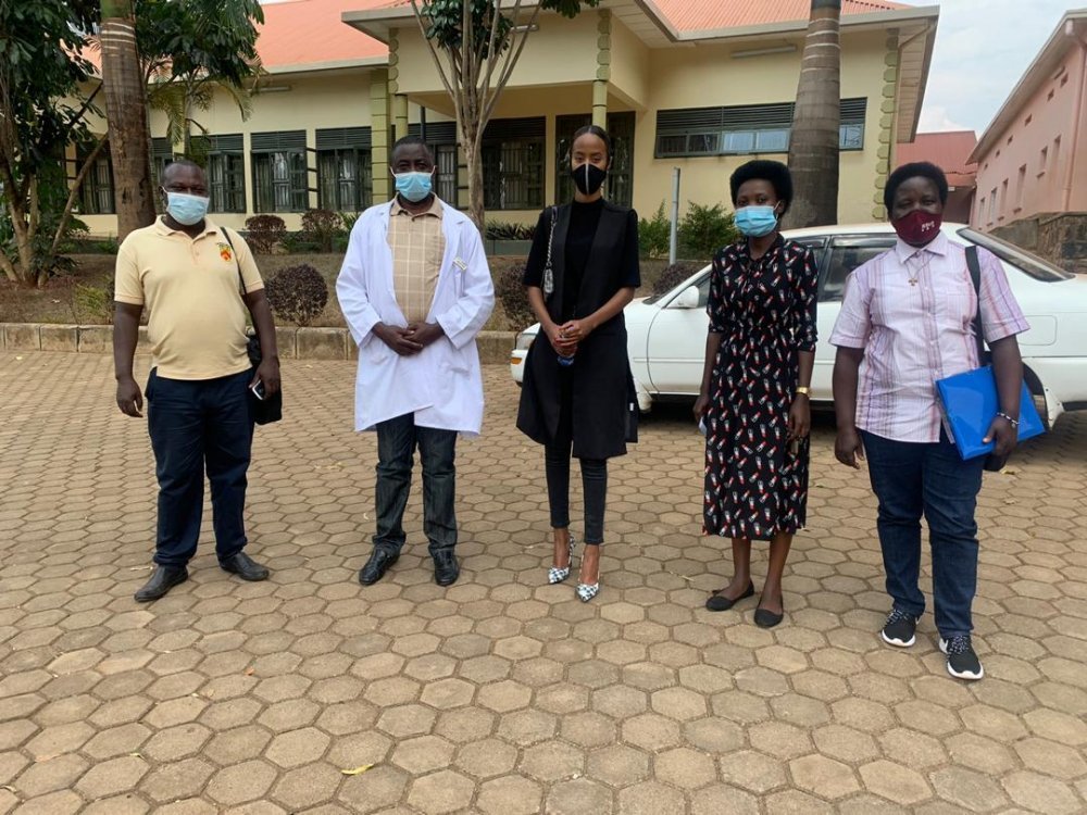 Mu rwego rwo gushyira mu ngiro umushinga we, muri Kanama umwaka ushize Miss Nishimwe Naomie yasuye abana n’abagore bafite ubumuga bwo mu mutwe bari kuvurirwa mu Bitaro by’i Ndera