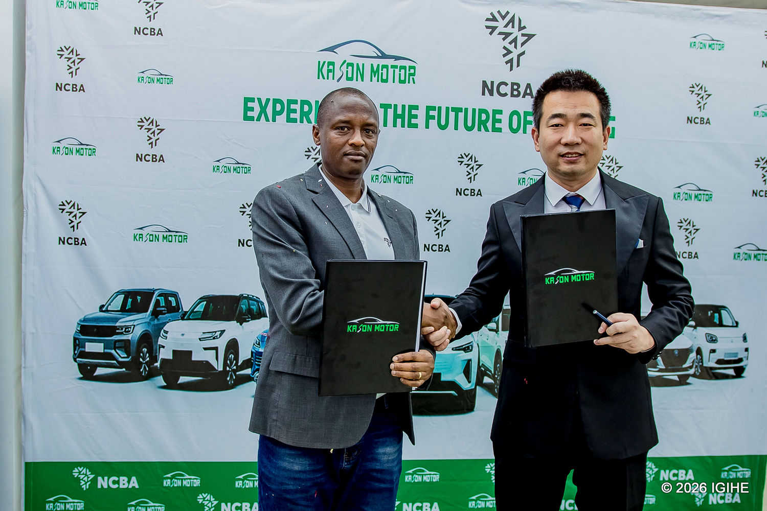 Umuyobozi ushinzwe amashami ya NCBA Rwanda, Sam Gatari n'Umuyobozi Mukuru wa Kason Motors, Daniel Wang Bing, ni bo bashyize umukono ku masezerano