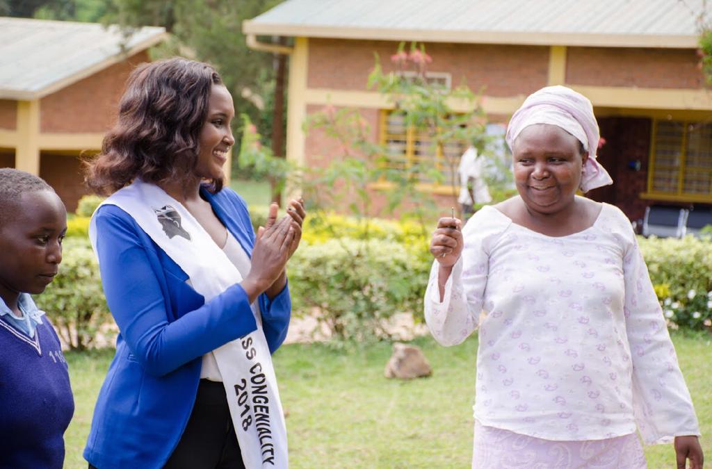 Ndahiro Liliane aganira na Assoumpta ushinzwe imyitwarire mu ishuri