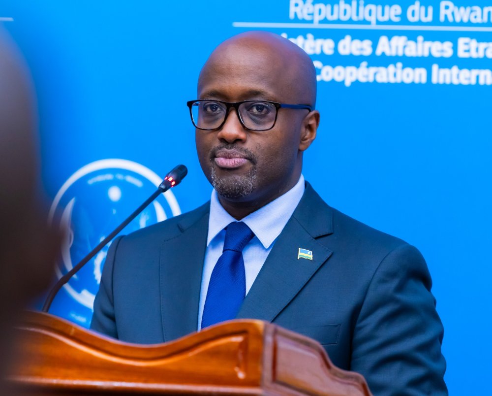 Minisitiri Nduhungirehe yanenze amahanga akomeje kwirengagiza nkana impamvu y’intambara iri muri RDC