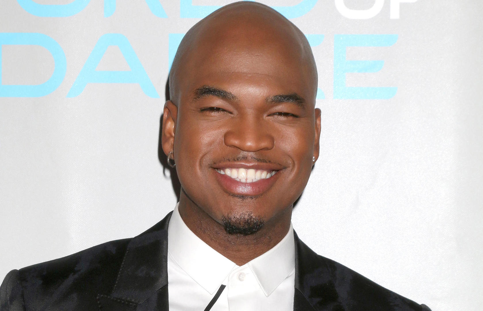 Ne-Yo ubwo yari afite imyaka 13 yatangiye kumera uruhara, agira ipfunwe kuva icyo gihe yambara ingofero ku buryo no mu ishuri yari ayemerewe
