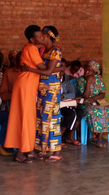 Nyirabarima Florida(ibumoso) ufungiye muri gereza ya Ngoma asuhuzanya na Mukansoro Consolata nyuma yo kumusaba imbabazi