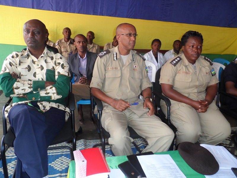 ACP John Bosco Kabanda(hagati), umuyobozi muri RCS ufite mu nshingano kugorora yasabye abagororwa kuvugisha ukuri ku byaha bakoze muri Jenoside