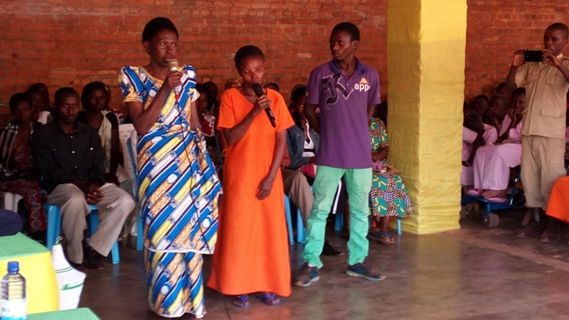 Kubwimana Suwede(uwa mbere iburyo) wabeshywe na nyina agashaka kujya muri FDLR ngo azabone uko yihorera, yamenye ukuri arabohoka
