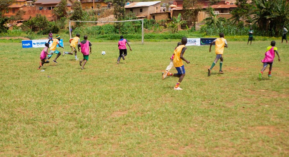 Abana batandukanye bitabiriye irushanwa rya "6 Aside Street Football Tournament 2021" ku Gitikinyoni