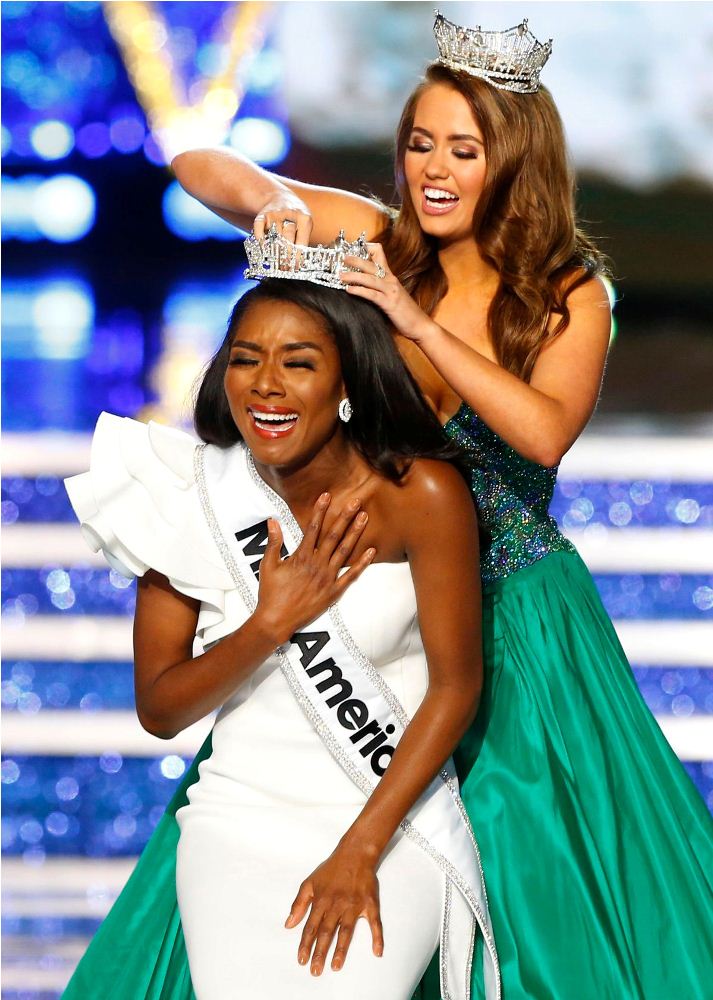 Ubwo Nia Franklin yambikwaga ikamba rya Miss America 2019