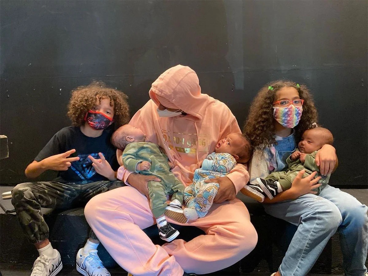 Buri mwaka Nick Cannon atanga indezo y'arenga miliyari 2Frw ku bagore babyaranye