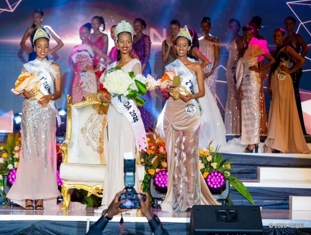 Nishimwe Naomie ari kumwe n'ibisonga bye