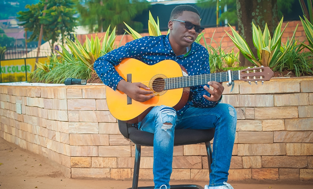 Niyo Bosco umuhanzi ufite ubumuga bwo kutabona ariko w'umuhanga ugezweho muri iyi minsi